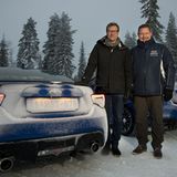 Subaru-Fahrer und Fußball-Weltmeister von 1990, Guido Buchwald, und Subaru-Deutschland Chef Volker Dannath am neuen Subaru BRZ.