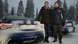 Subaru-Fahrer und Fußball-Weltmeister von 1990, Guido Buchwald, und Subaru-Deutschland Chef Volker Dannath am neuen Subaru BRZ.