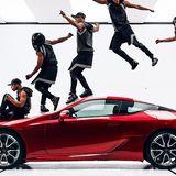 In dem Spot des schwedischen Regisseurs Jonas Akerlund geht es nicht um (Selbst)Ironie, sondern um ästhetische Bilder von Tänzer