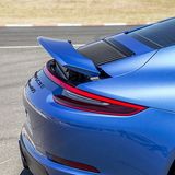 Der Heckspoiler fährt automatisch aus