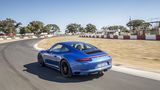 In den Kurven liegt der GTS einen Hauch neutraler als die 911er S-Modelle