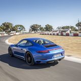 In den Kurven liegt der GTS einen Hauch neutraler als die 911er S-Modelle