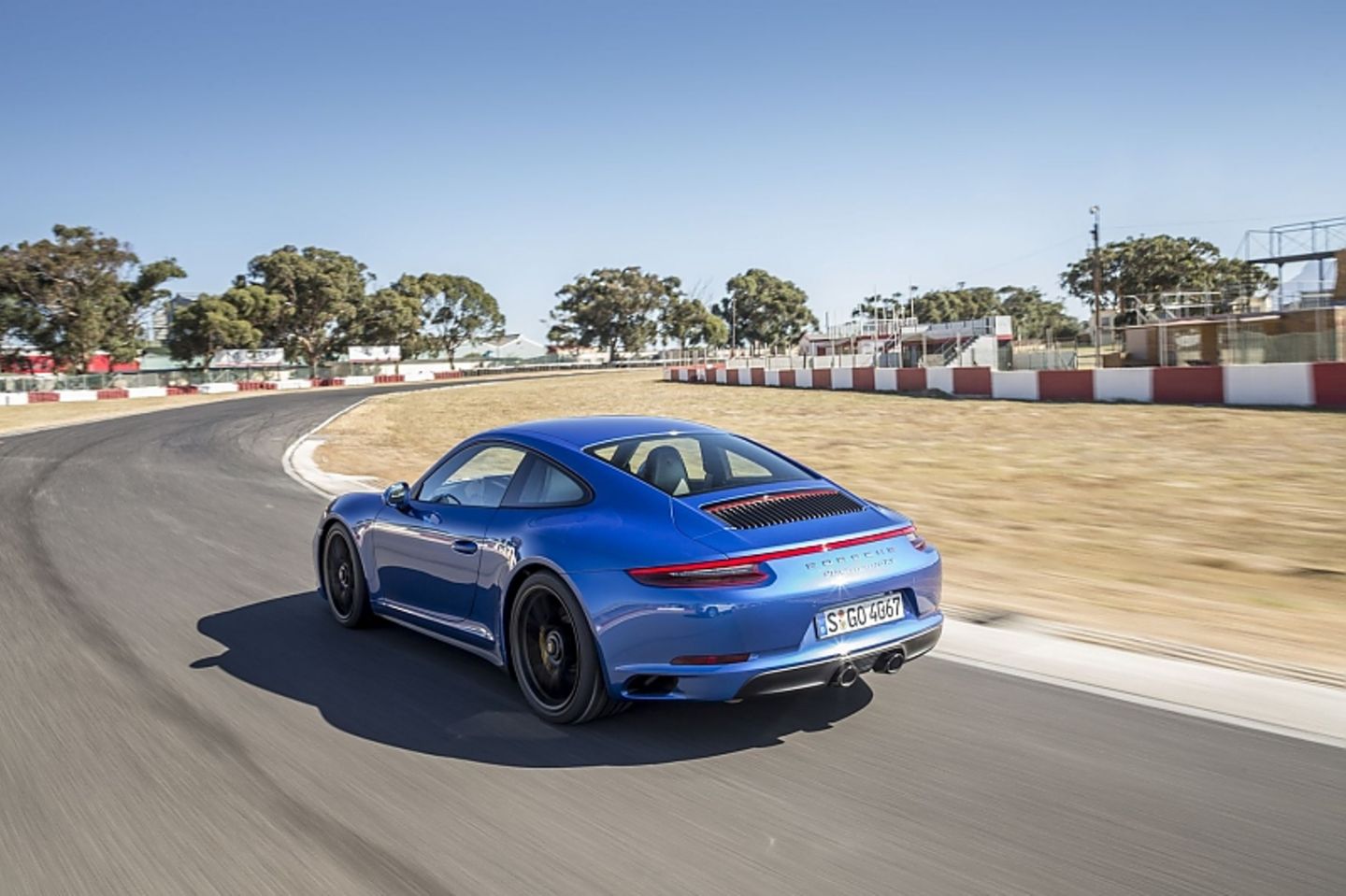 In den Kurven liegt der GTS einen Hauch neutraler als die 911er S-Modelle