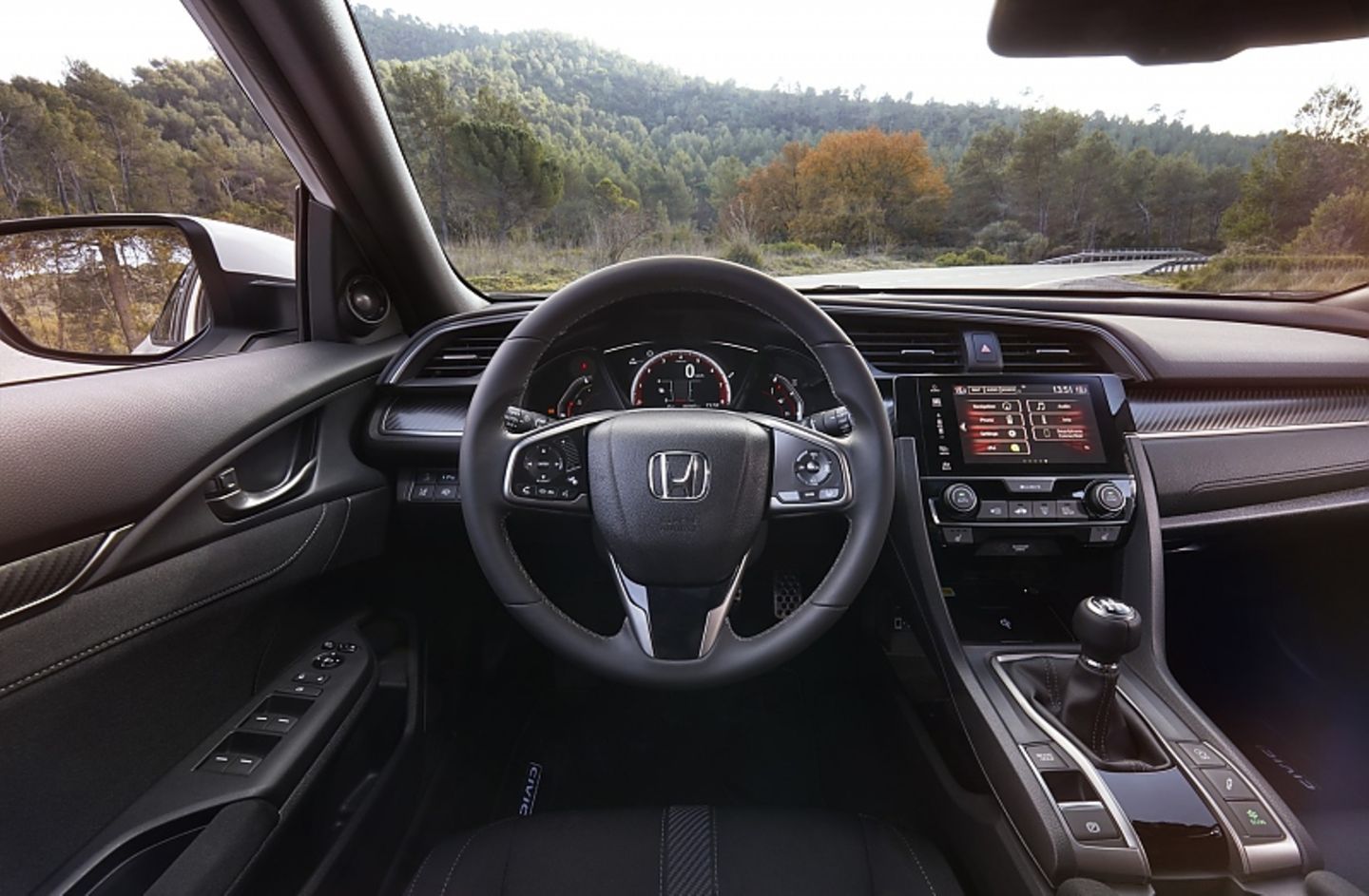 Das Cockpit ist aufgeräumter aber immer noch verspielt