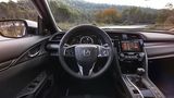 Das Cockpit ist aufgeräumter aber immer noch verspielt