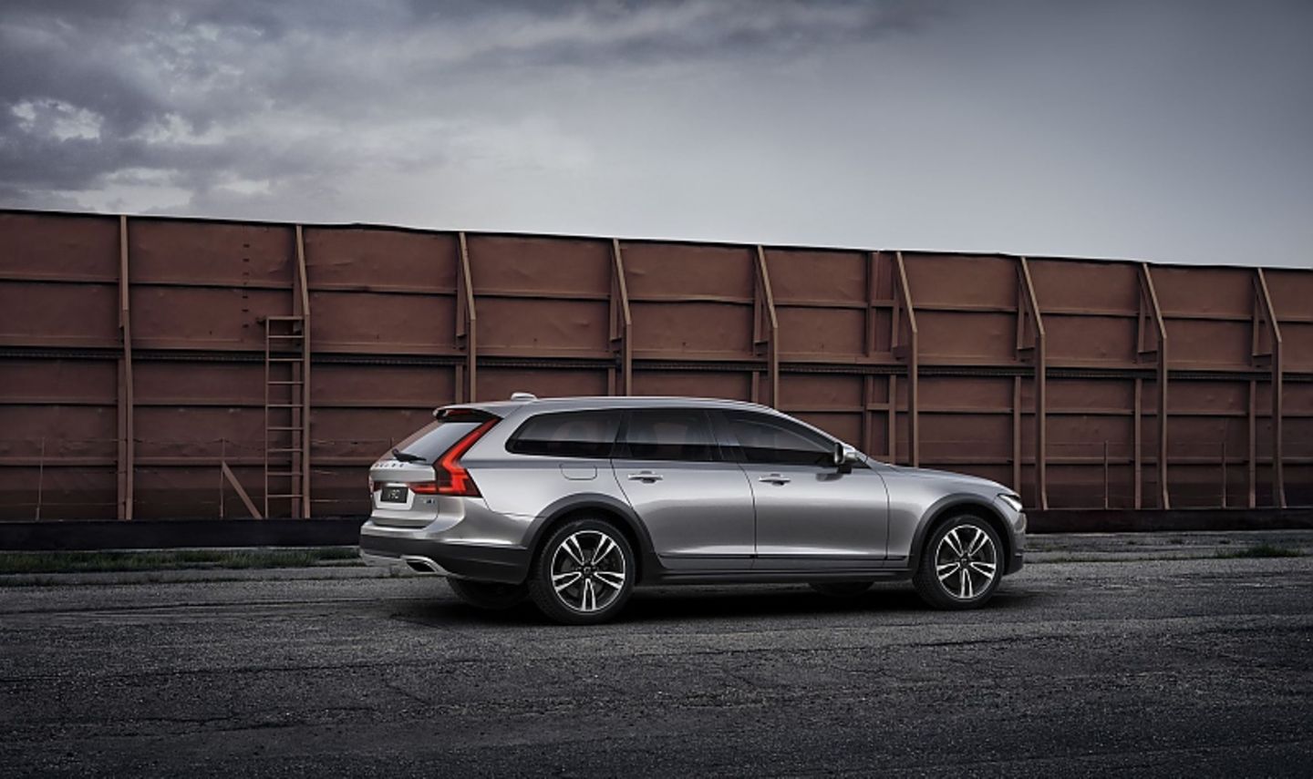 Volvo V90 Cross Country D5 AWD braucht 5,3 l/100 km