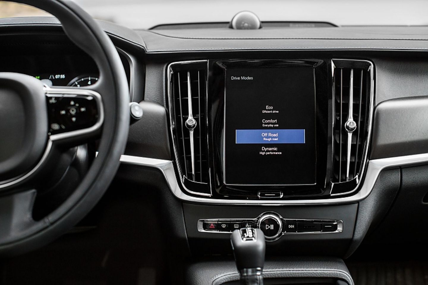 Der 9,2 Zoll große Touchscreen hilft bei der Bedienung