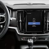 Der 9,2 Zoll große Touchscreen hilft bei der Bedienung