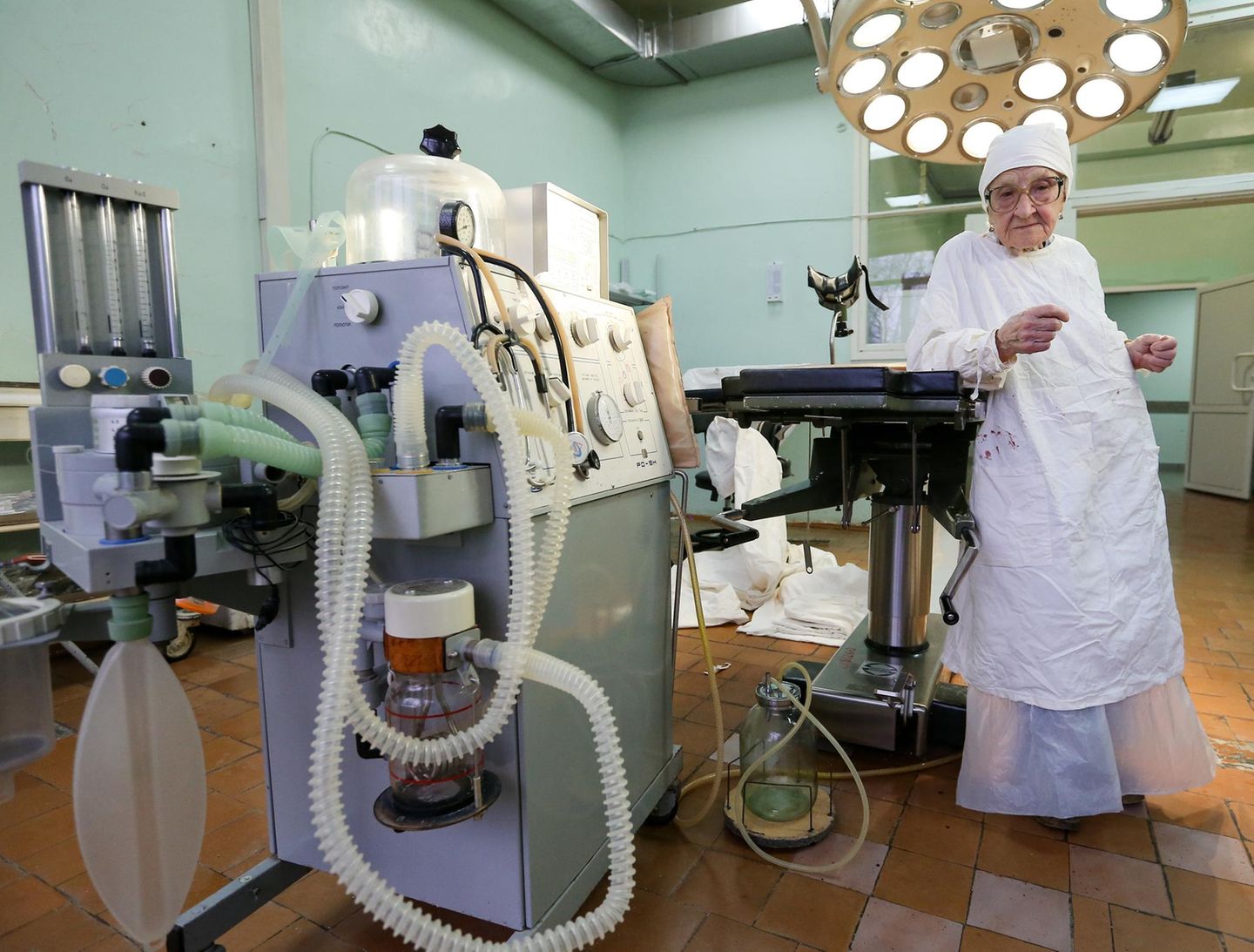 Auch die Ausstattung des Krankenhauses hat schon ein paar Jahre Dienst hinter sich.