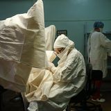 Sie wurde Proktologin und spezialisierte sich auf Magen- und Darmoperationen. Den anderen Studenten sei das damals zu "schmutzig" gewesen, sagt Alla.