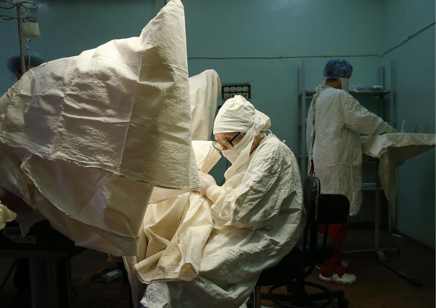 Sie wurde Proktologin und spezialisierte sich auf Magen- und Darmoperationen. Den anderen Studenten sei das damals zu "schmutzig" gewesen, sagt Alla.