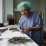 Alla schätzt, dass sie über 10.000 Menschen operiert hat.