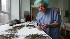Alla schätzt, dass sie über 10.000 Menschen operiert hat.