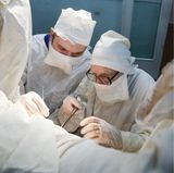 Ihre Kollegen bescheinigen der 89-Jährigen eine extrem ruhige Hand.