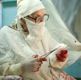 Manche Patienten fürchten sich vor einer so alten Ärztin, andere reisen extra an, wegen ihres guten Rufes.