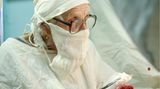 Manche Patienten fürchten sich vor einer so alten Ärztin, andere reisen extra an, wegen ihres guten Rufes.