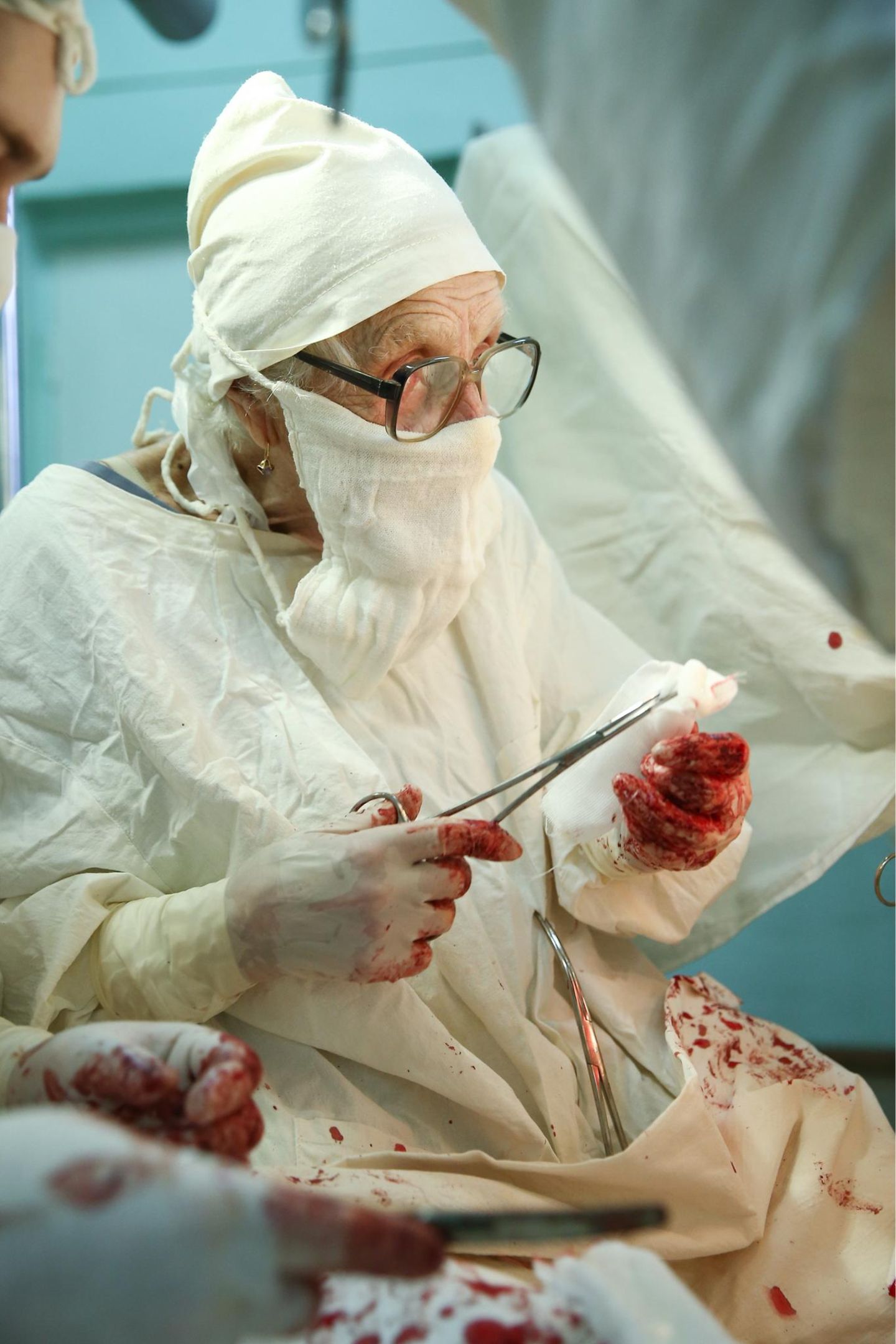 Manche Patienten fürchten sich vor einer so alten Ärztin, andere reisen extra an, wegen ihres guten Rufes.