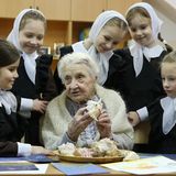 Seitdem Alla Ilyinichna Levushkina vor einigen Jahren in Moskau ausgezeichnet wurde und die russischen Medien über sie berichteten, ist sie eine Berühmtheit.