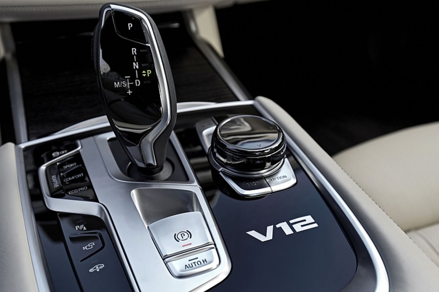 BMW M 760 Li xDrive - kleines V12-Signet an Mitteltunnel