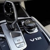 BMW M 760 Li xDrive - kleines V12-Signet an Mitteltunnel