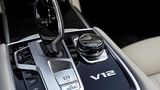 BMW M 760 Li xDrive - kleines V12-Signet an Mitteltunnel