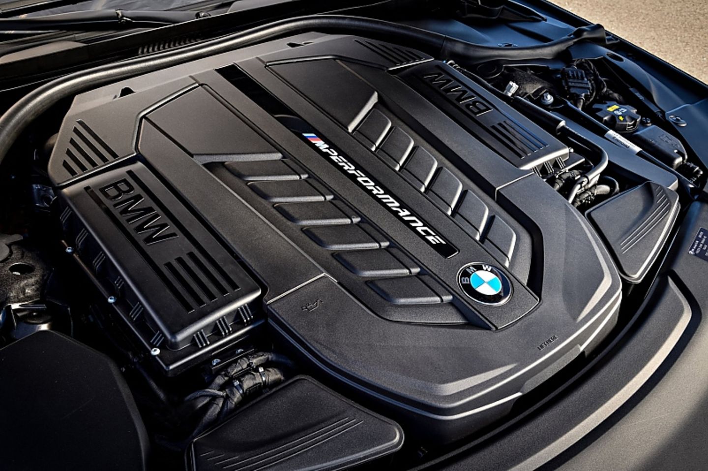 BMW M 760 Li xDrive - das neue V12-Triebwerk mit 6,6 Litern Hubraum leistet 448 kW / 610 PS