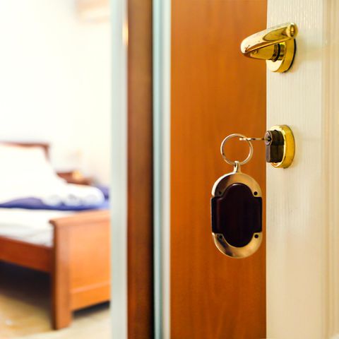Ein Hotelzimmer mit geöffneter Tür