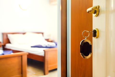 Ein Hotelzimmer mit geöffneter Tür