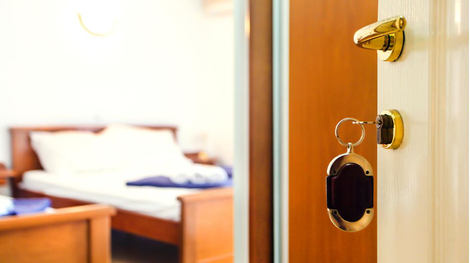 Ein Hotelzimmer mit geöffneter Tür