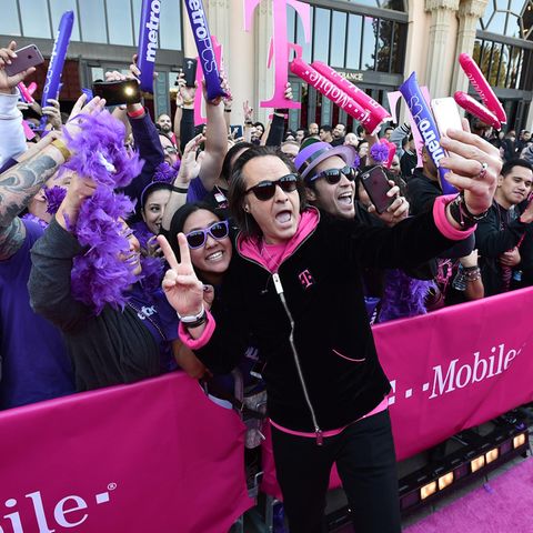 T-Mobile-Chef John Legere schießt ein Selfie mit einer Fan-Menge