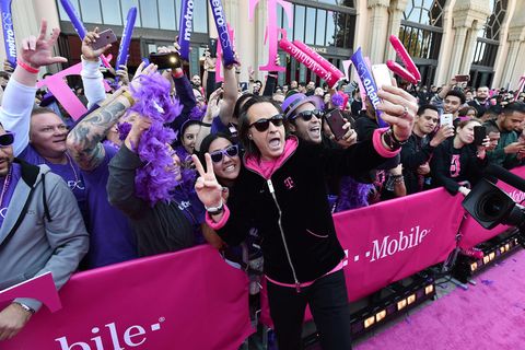 T-Mobile-Chef John Legere schießt ein Selfie mit einer Fan-Menge