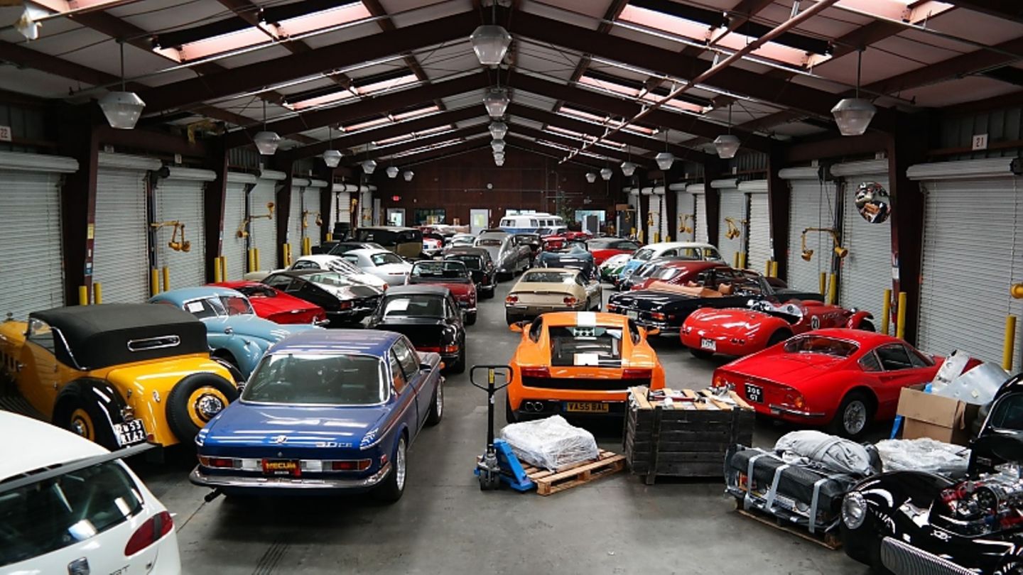 Before cars. Car Classic Showroom.