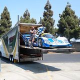 Vom Kleinstwagen bis hin zum Rennwagen wird alles verladen.