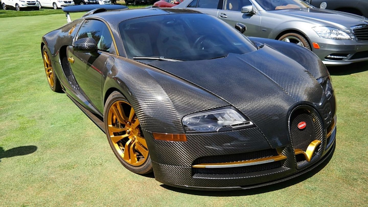 Auch ein mehrere Millionen Euro teurer Bugatti kann nicht übers Wasser fahren und muss daher verschifft werden.