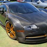 Auch ein mehrere Millionen Euro teurer Bugatti kann nicht übers Wasser fahren und muss daher verschifft werden.