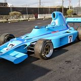 Von Rennstrecke zu Rennstrecke fahren Rennwagen nur ungern und selten auf ihren eigenen vier Rädern.