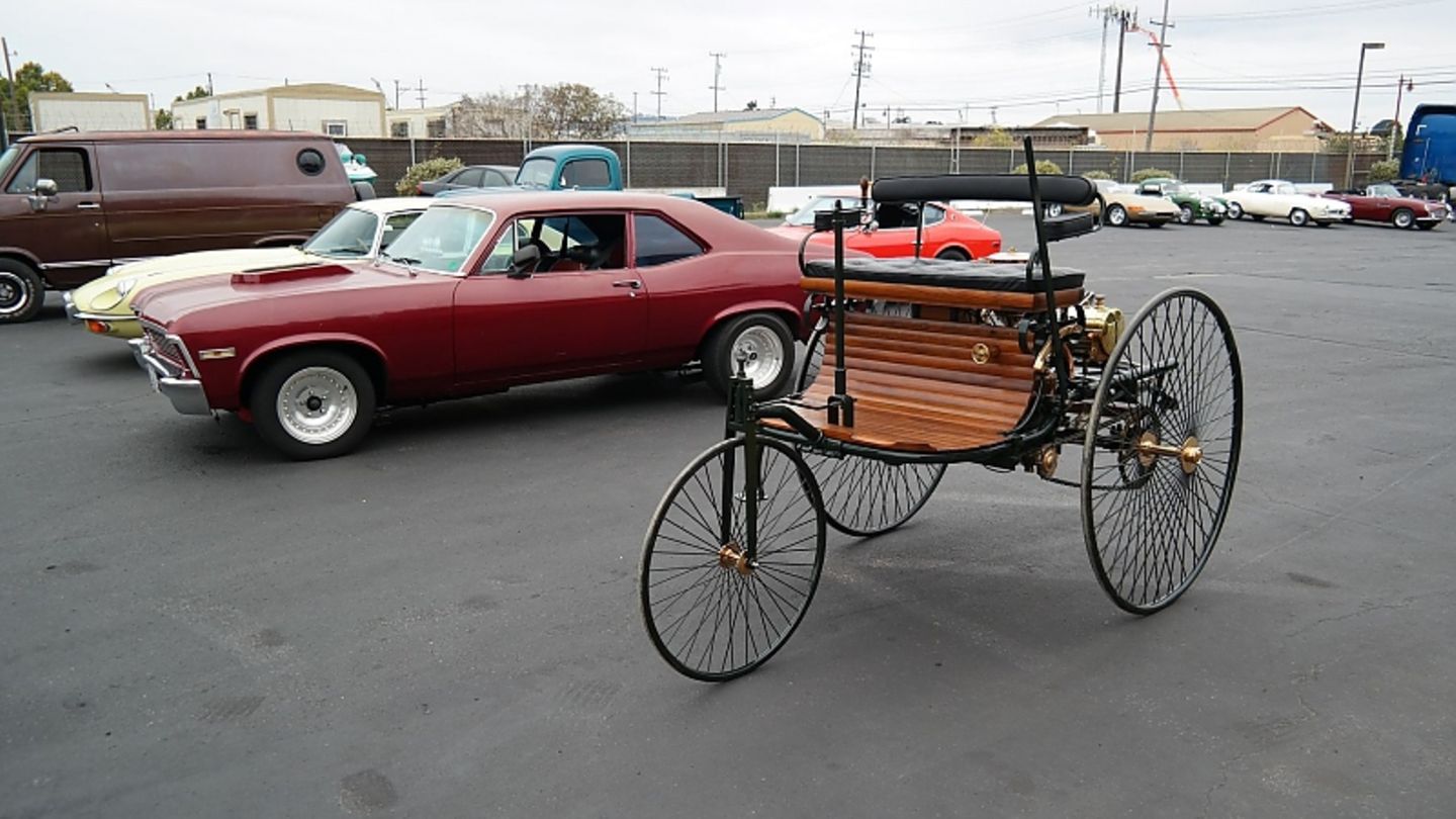Ein Patent-Motorwagen von Benz steht zum Verschiffen bereit.