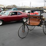 Ein Patent-Motorwagen von Benz steht zum Verschiffen bereit.