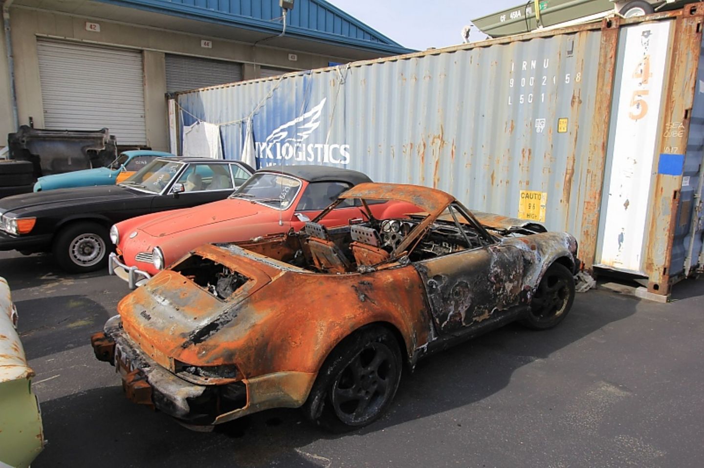 Dieser völlig ausgebrannte Porsche Turbo irgendwie auch...