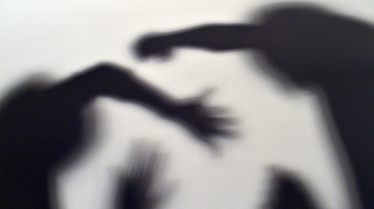Schatten auf einer Wand sollen häusliche Gewalt symbolisieren