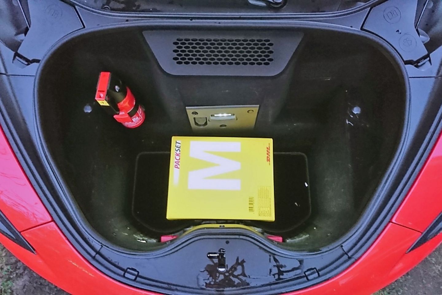 Ein Kasten Wasser oder ein M-Paket passen hier hinein.