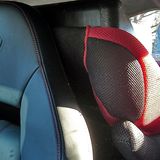 Die Sitzerhöhung für den Nachwuchs passt super hinter die Kopfstütze.