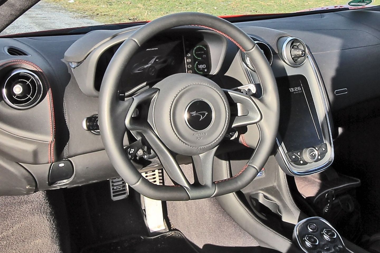 Das Cockpit des McLaren 540C.
