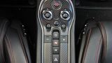 Die Schaltzentrale der Macht im McLaren 540C.