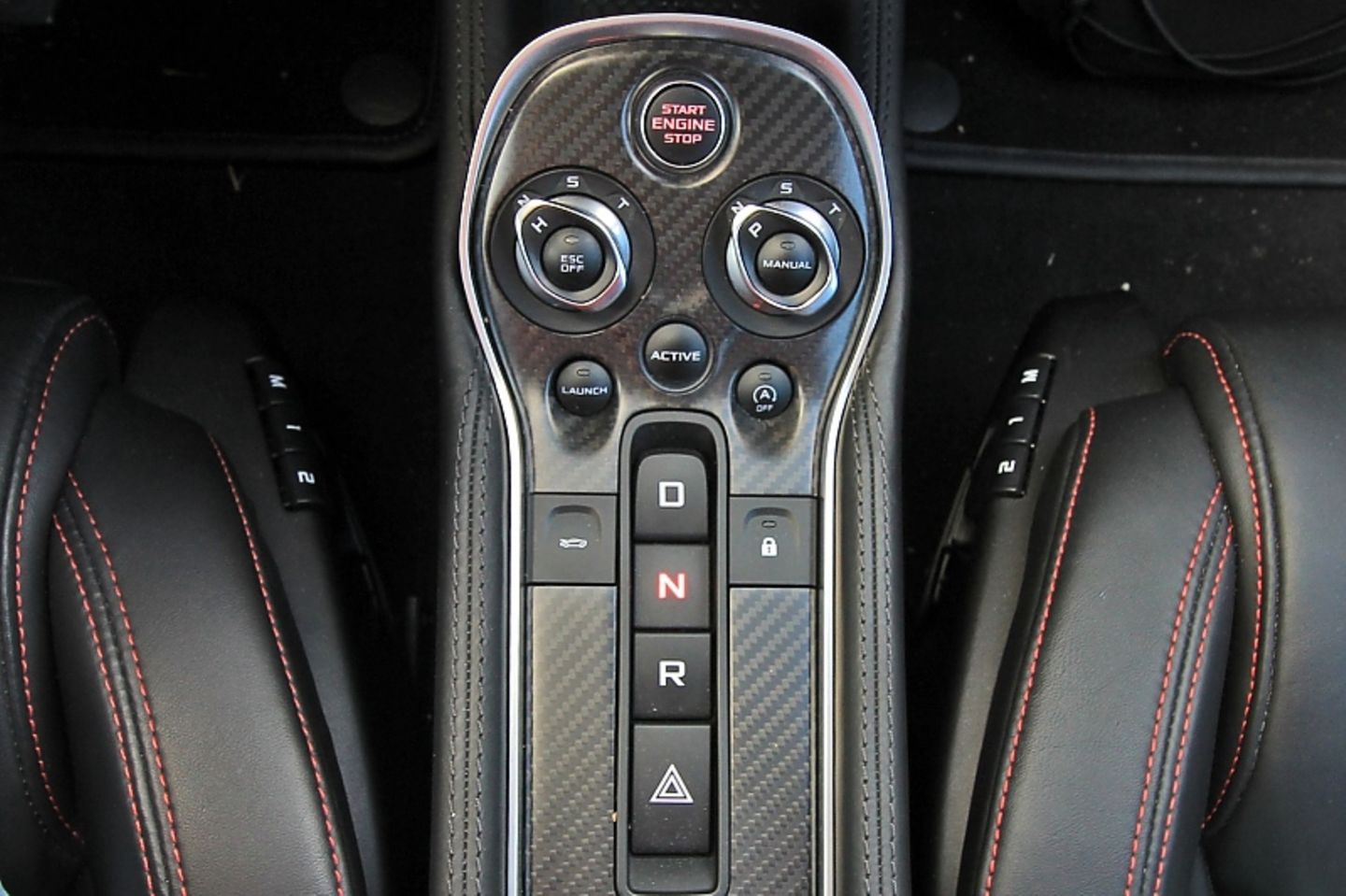 Die Schaltzentrale der Macht im McLaren 540C.