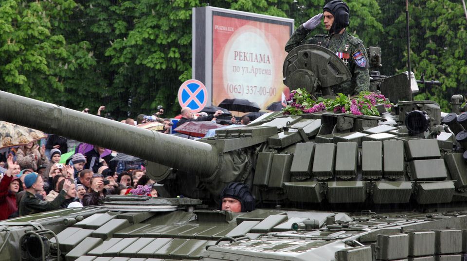 Michail Tolstych alias Giwi lässt sich bei der Parade zum Jahrestag des Sieges über Nazi-Deutschland in Donezk feiern Michail Tolstych alias Giwi lässt sich bei der Parade zum Jahrestag des Sieges über Nazi-Deutschland in Donezk feiern