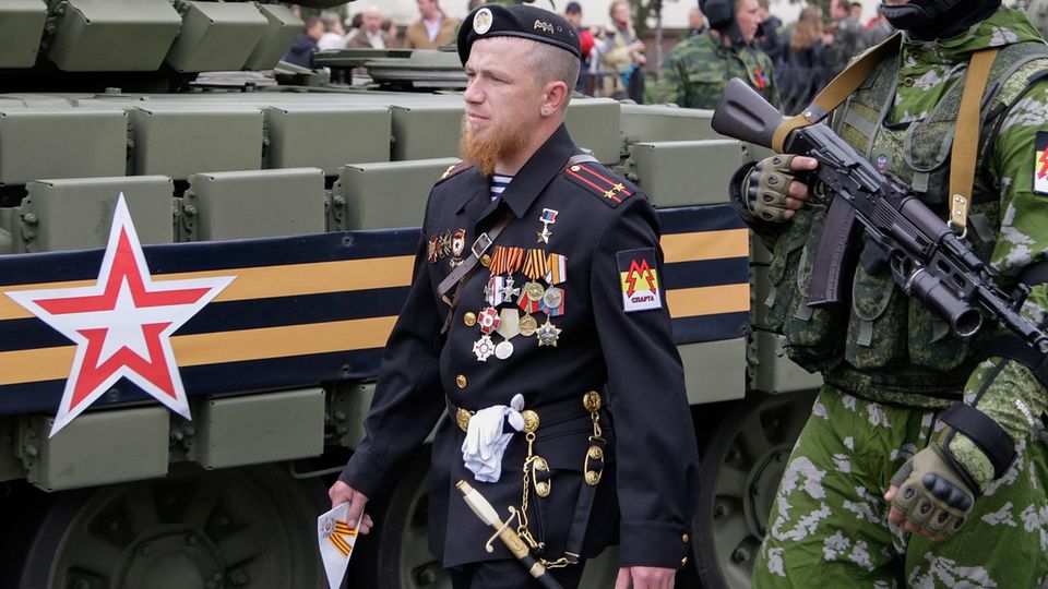 Arsenij Pawlow, der unter dem Kampfnamen Motorola berühmt wurde, bei der Siegesparade am 9. Mai 2015 in Donezk Arsenij Pawlow, der unter dem Kampfnamen Motorola berühmt wurde, bei der Siegesparade am 9. Mai 2015 in Donezk