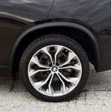 BMW X5 xDrive 40e - rollt auf großen 20-Zöllern