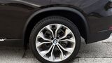 BMW X5 xDrive 40e - rollt auf großen 20-Zöllern