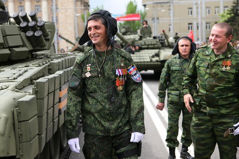 Ukraine: Michail Tolstych alias Giwi bei einer Parade in Donezk
